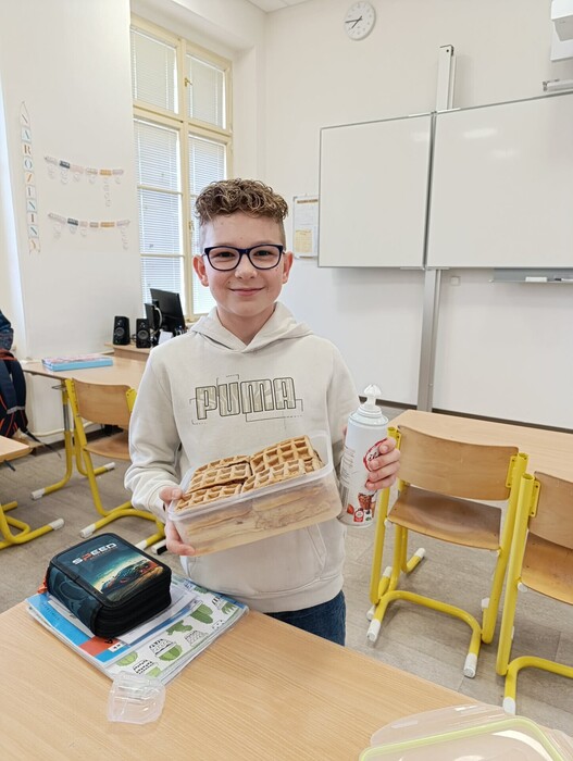 Sladké oslavy v 6. A: Sebík dodržel slovo a osladil den celému týmu!